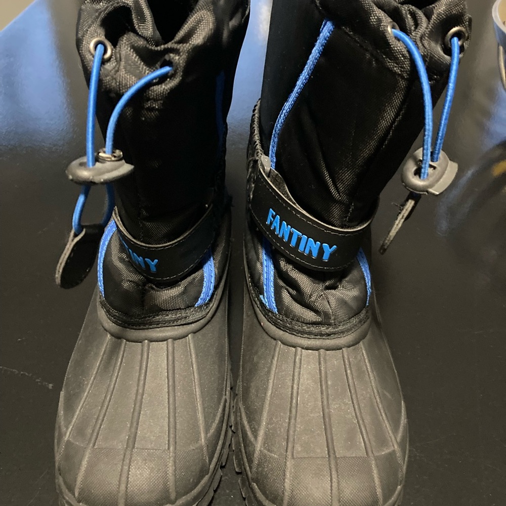Fantiny kids snow boots.